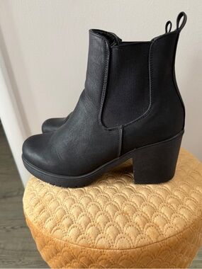 Dream Pairs Black Faux-Leather Chelsea Chunky Heel Ankle Boots